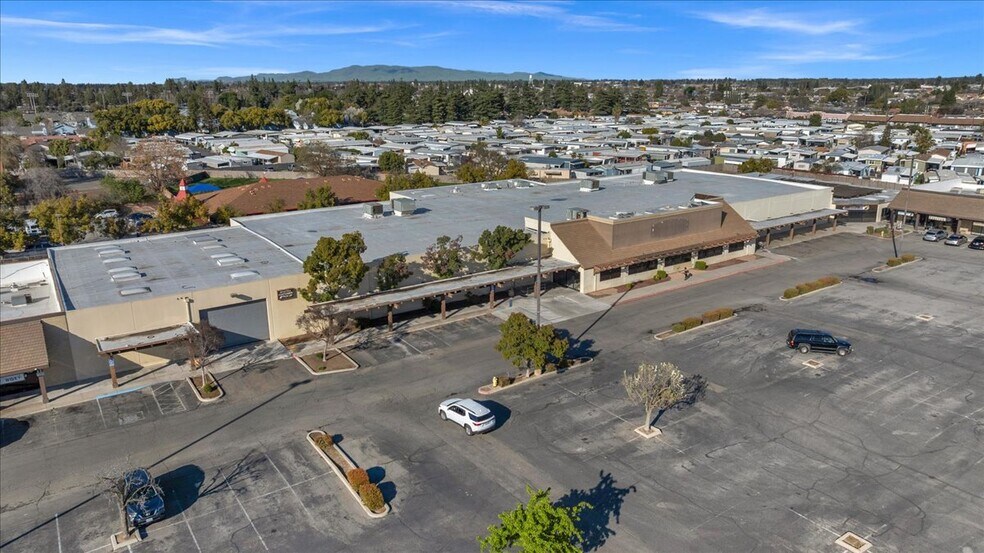 More Photos Of 147 W Shaw Ave, Clovis General Retail For Lease