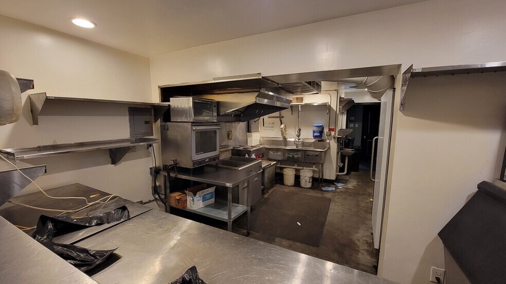 More Photos Of 595 North Ave NW, Atlanta Light Distribution For Sale