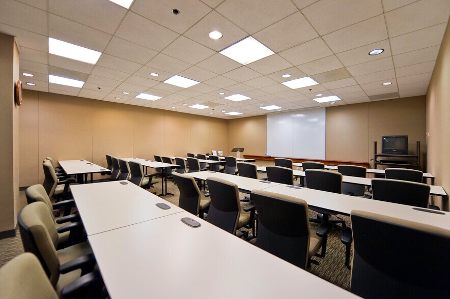 More Photos Of 5600 N River Rd, Rosemont Coworking Space