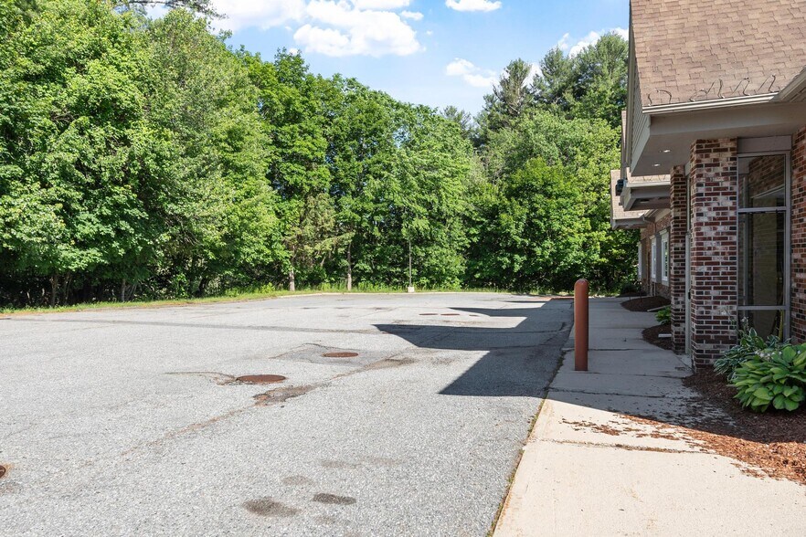 More Photos Of 225 Groton Rd, Westford Storefront Retail Office For Lease