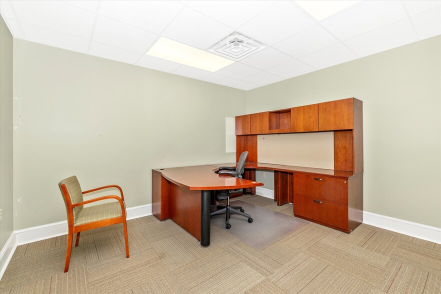 More Photos Of 925 N East St, Frederick Bank For Lease