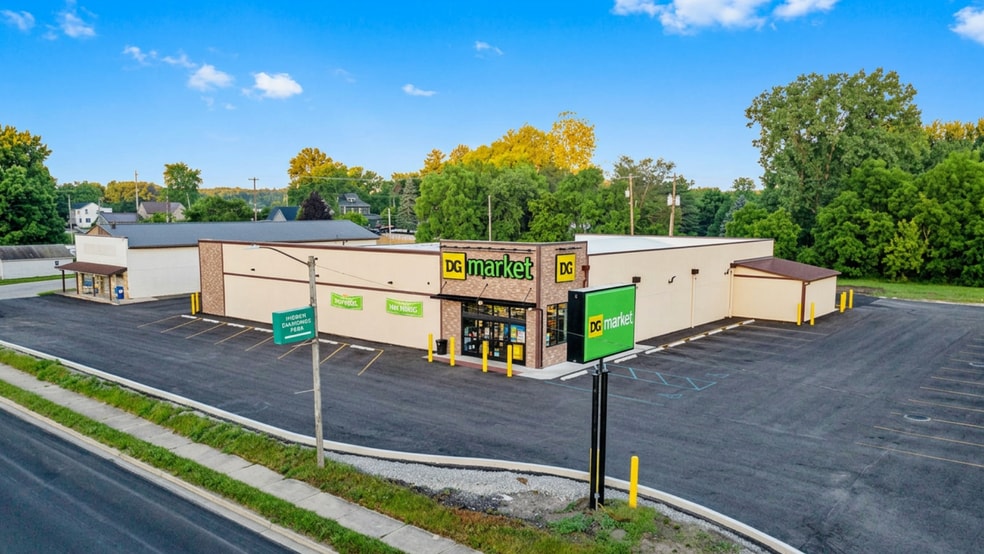 Primary Photo Of 605 S Orange St, Albion Supermarket For Sale