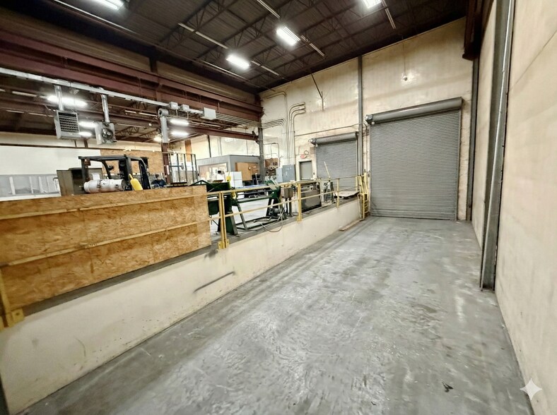 More Photos Of 439 McNally Dr, Nashville Manufacturing For Lease