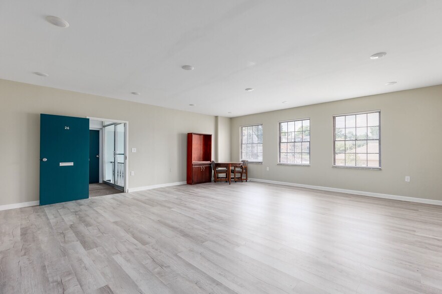 More Photos Of 2631 Erie Ave, Cincinnati Office For Lease