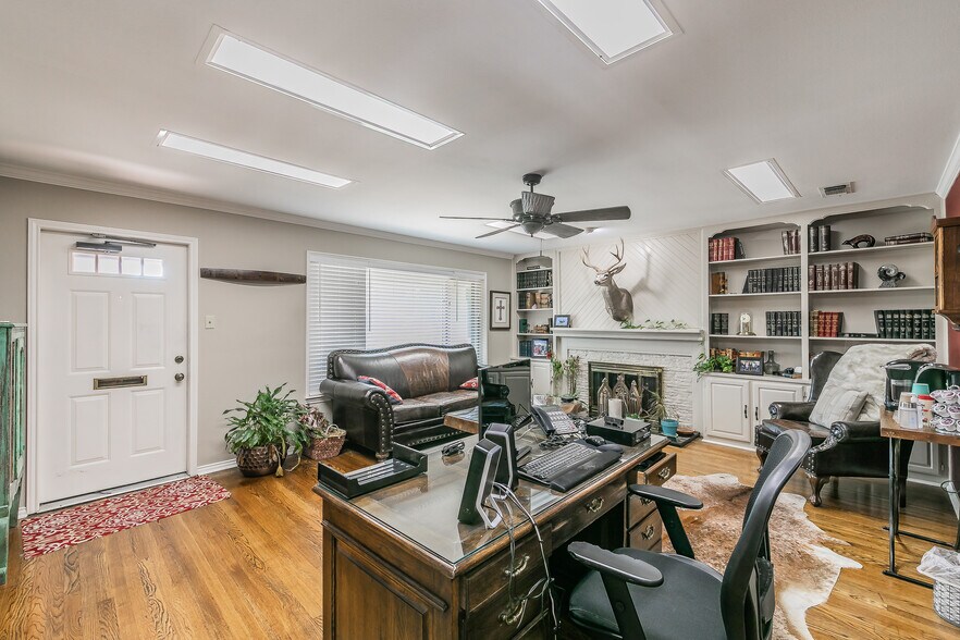 More Photos Of 3701 S University, Fort Worth Office For Sale