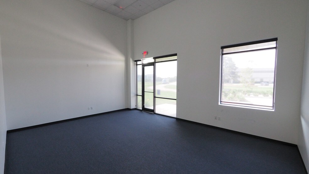 More Photos Of 21110 N Summitry Cir, Katy Warehouse For Lease