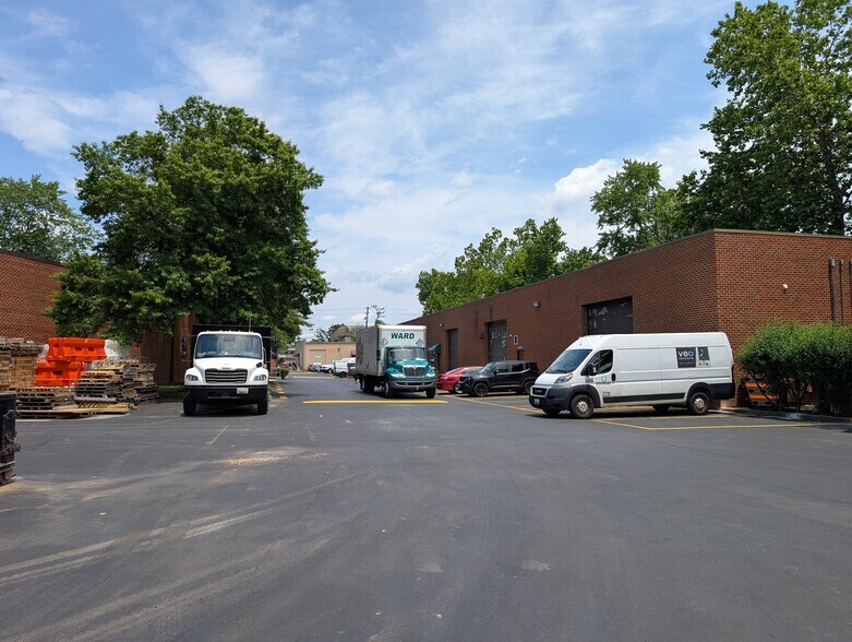 More Photos Of 5113-5123 Berwyn Rd, College Park Unknown For Lease