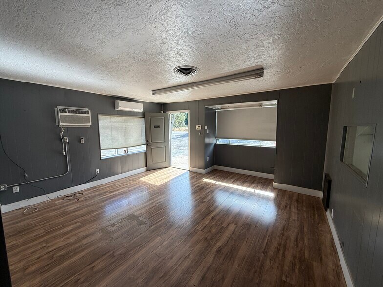 More Photos Of 2651 Henderson, Redding Warehouse For Sale