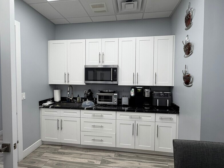More Photos Of 1391 Sawgrass Corporate Pky, Sunrise Office For Sale