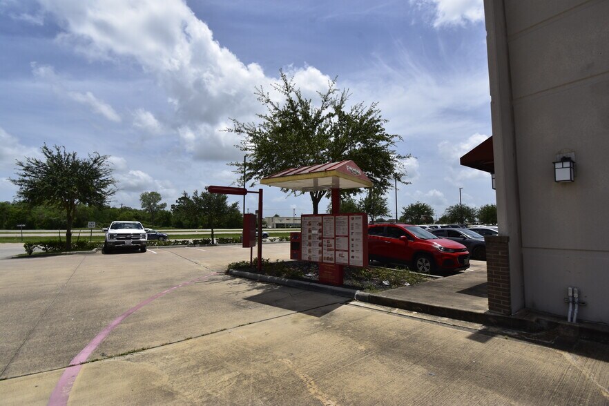 More Photos Of 253 N Bypass 35, Alvin Storefront For Lease