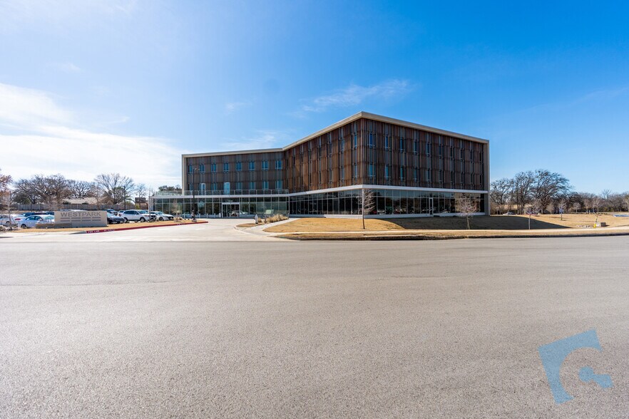 More Photos Of 2101 Westpark Ct, Euless Medical For Lease