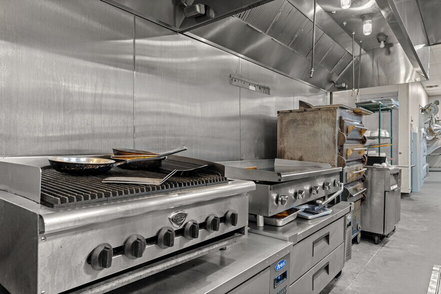 More Photos Of 1025 Industrial Dr, Crestview General Retail For Sale