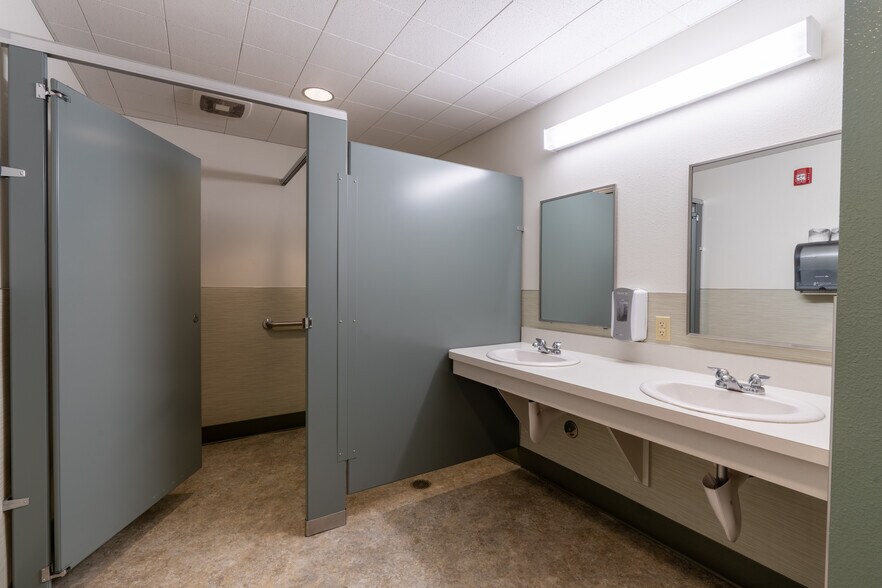 More Photos Of 2645 N 17th St, Coos Bay Medical For Sale