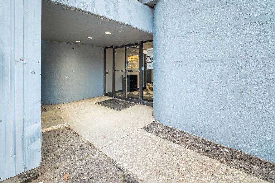 More Photos Of 901 Riverview Dr, Kalamazoo Auto Repair For Sale