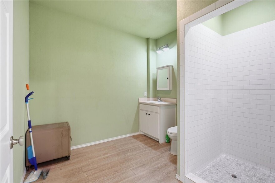 More Photos Of 3118 E Slaton Hwy, Lubbock Showroom For Sale