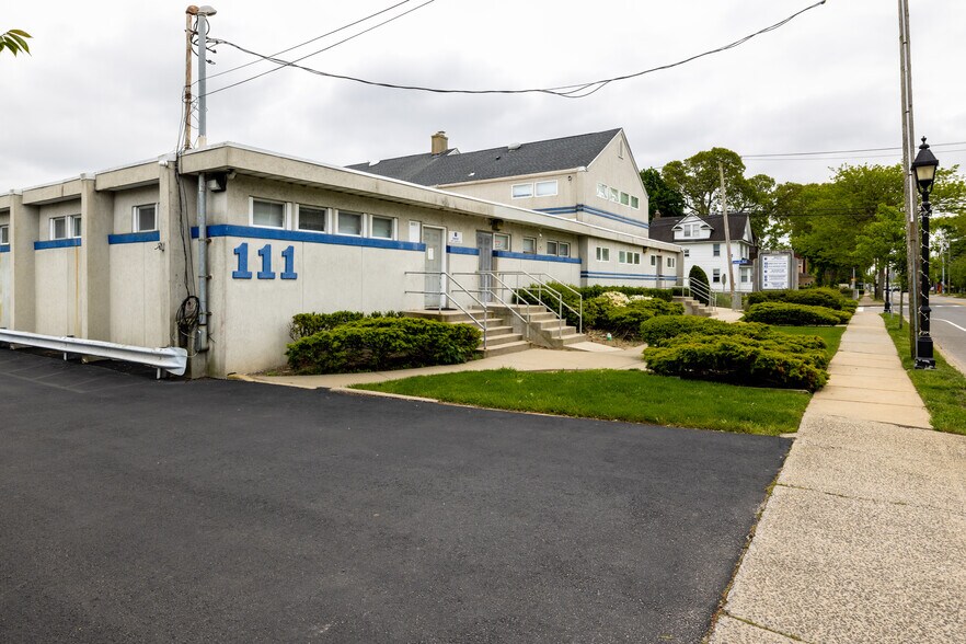 More Photos Of 111 Carleton Ave, Islip Terrace Medical For Lease