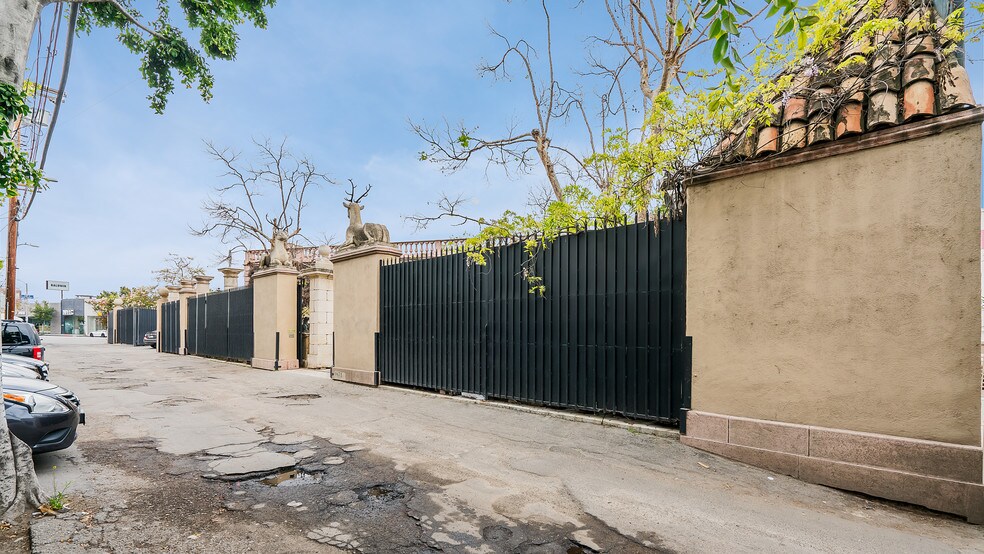 More Photos Of 8435 Melrose Ave, West Hollywood Storefront For Sale