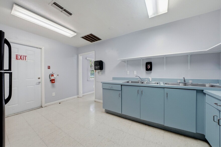 More Photos Of 2886 Whitney Rd, Clearwater Storefront Retail Residential For Sale