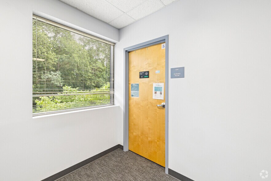 More Photos Of 10B Airline Dr, Albany Office For Sale