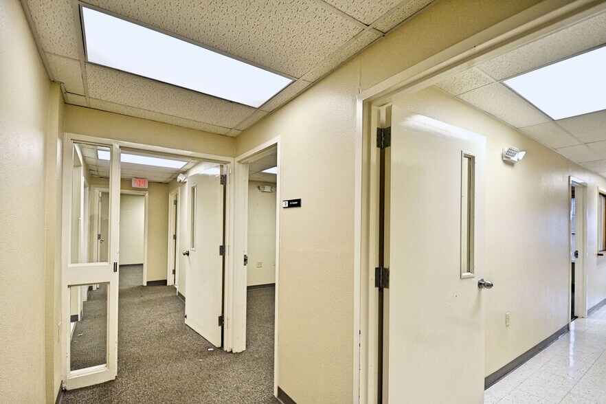 More Photos Of 109-111 N River St, Seguin Office For Sale