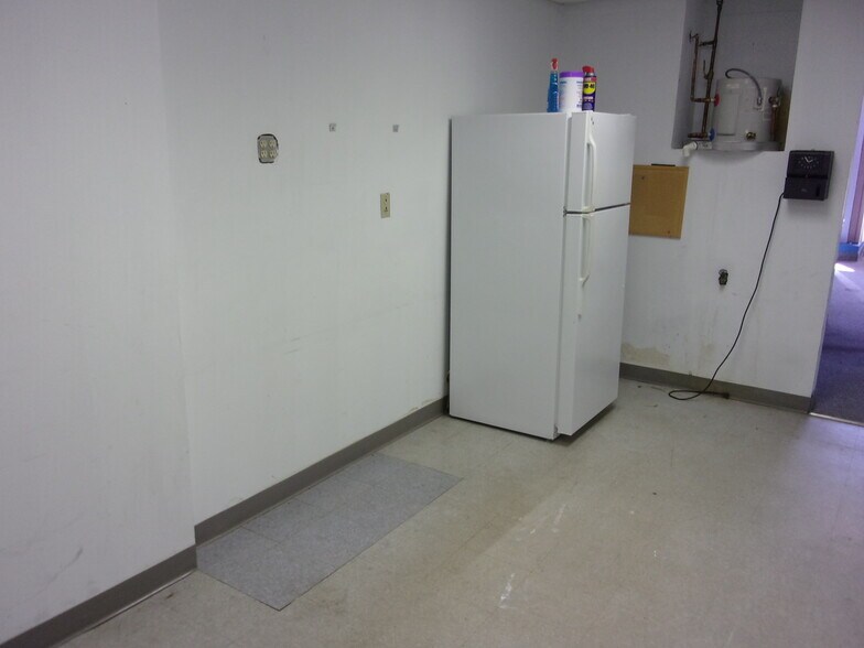 More Photos Of 114 Oakgrove Rd, Dulles Town Center Warehouse For Sale