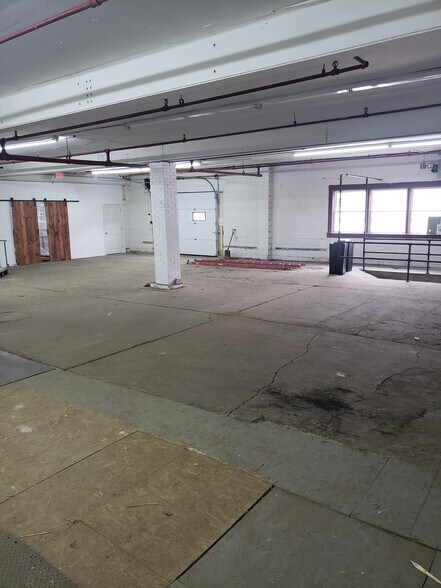 More Photos Of 33 Elm St, Merrimack Warehouse For Lease