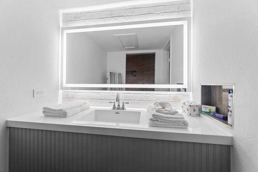 More Photos Of 1 S Main Ave, Laredo Hotel For Sale