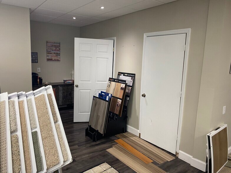More Photos Of 1573 S Lake Dr, Lexington Showroom For Sale
