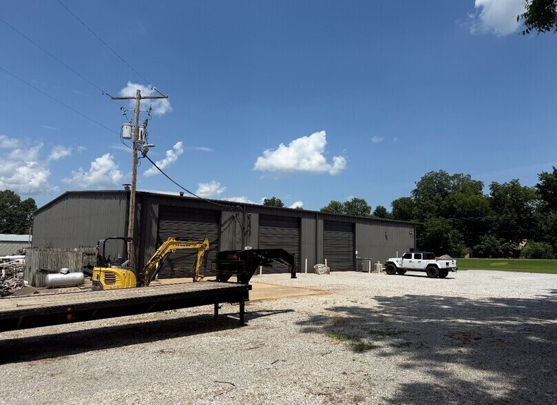 More Photos Of 25 Mack St, Batesville Showroom For Lease