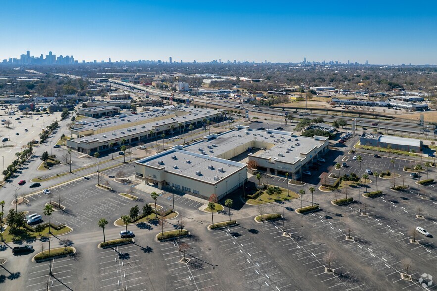 Primary Photo Of 4400-4424 North Fwy, Houston Storefront For Lease