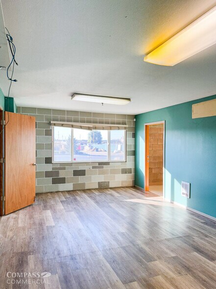 More Photos Of 494 SW Veterans Way, Redmond Warehouse For Lease