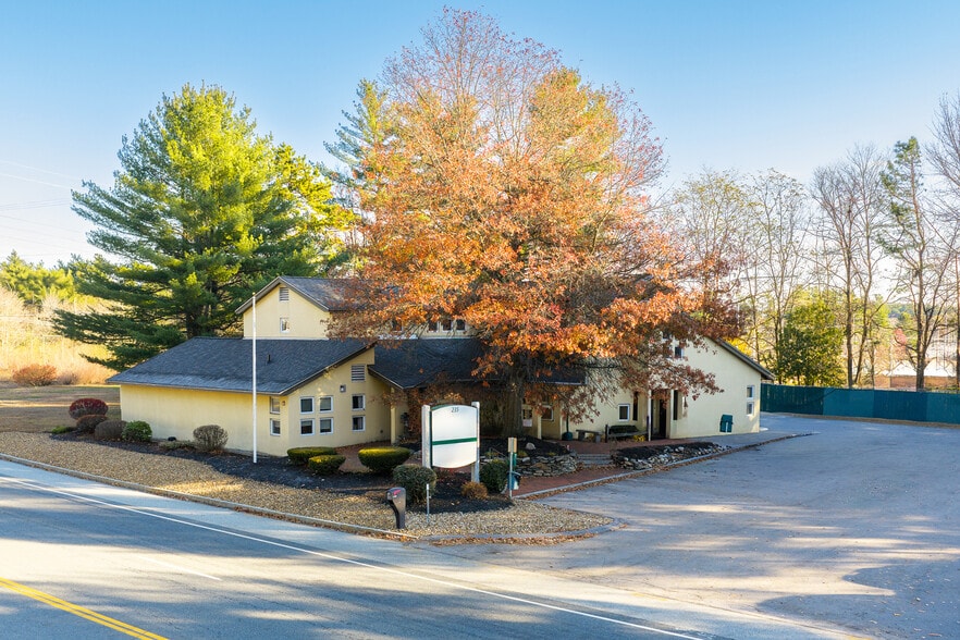Primary Photo Of 235 Daniel Webster Hwy, Merrimack Veterinarian Kennel For Lease