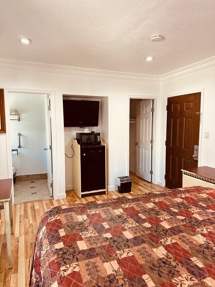 More Photos Of 5850 W Olympic Blvd, Los Angeles Hotel For Sale