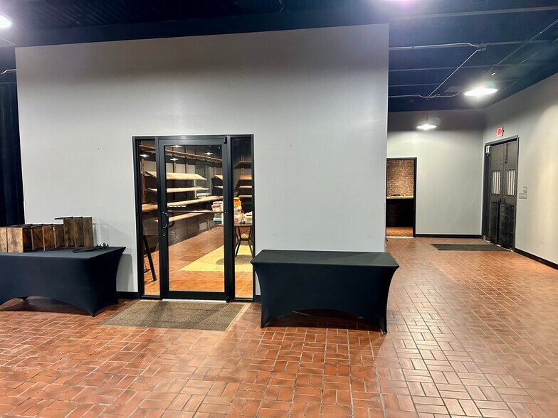 More Photos Of 423 N State St, Lockport Light Manufacturing For Sale
