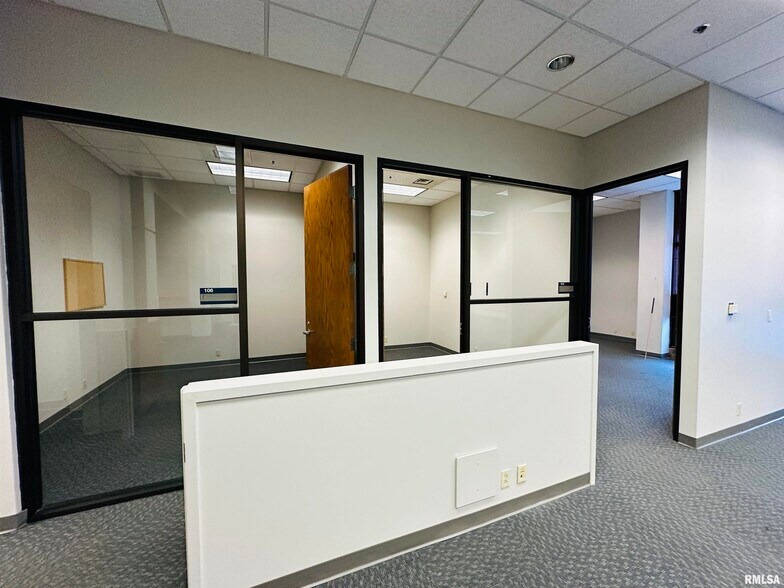 More Photos Of 113 SW Adams St, Peoria Office For Sale