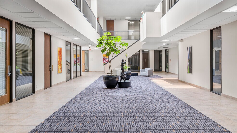 More Photos Of 800 W Sam Houston Pky S, Houston Office For Lease