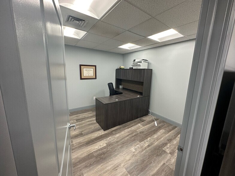 More Photos Of 399 Conklin St, Farmingdale Office For Lease