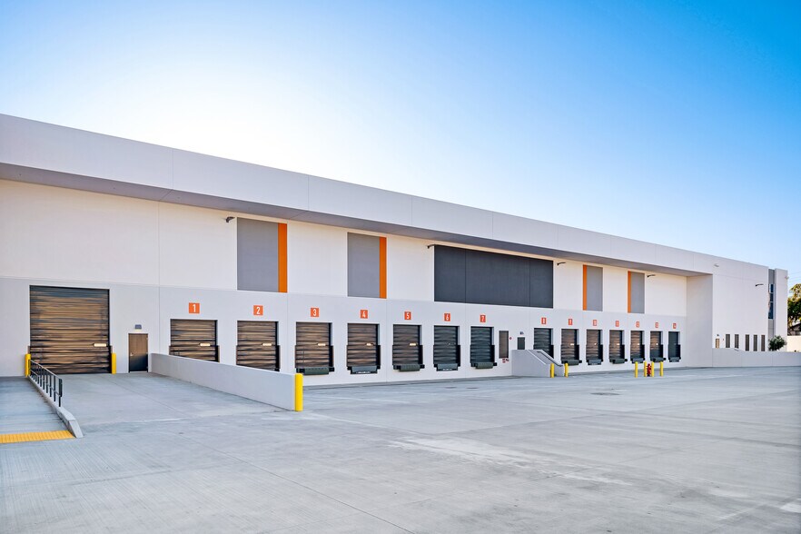More Photos Of 5235 E Hunter Ave, Anaheim Distribution For Lease