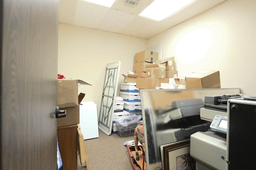 More Photos Of 2020 N Loop Fwy W, Houston Office For Lease