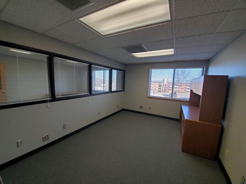 More Photos Of 2690 Fleur Dr, Des Moines Office For Lease