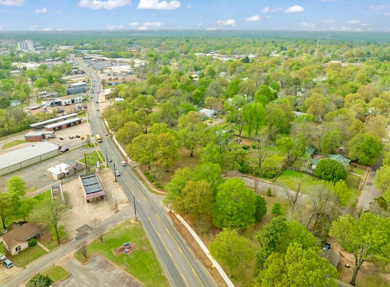More Photos Of 600 Crockett Cir, Paris Specialty For Sale