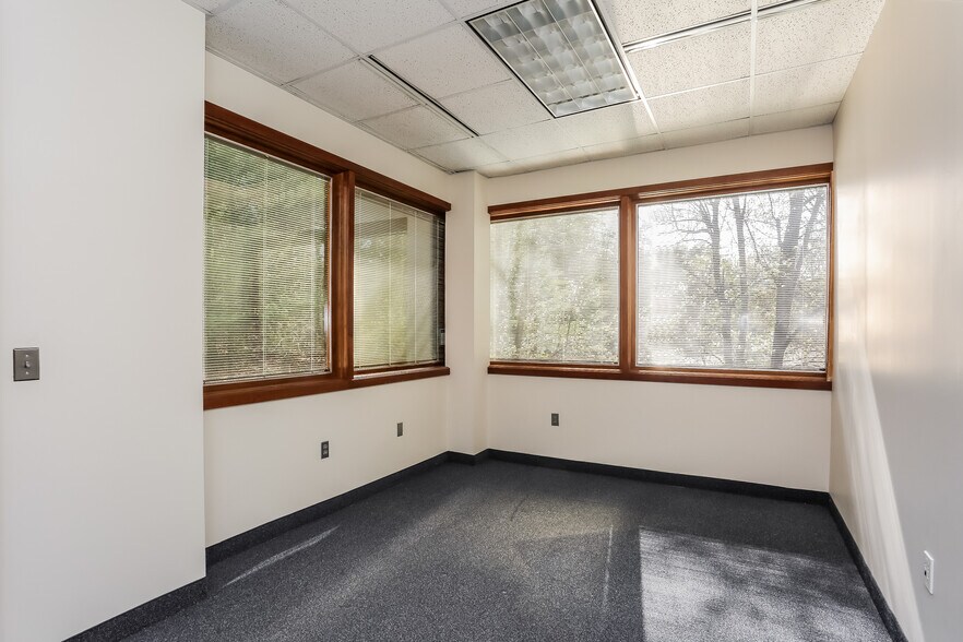More Photos Of 125 Powder Forest Dr, Simsbury Office For Sale