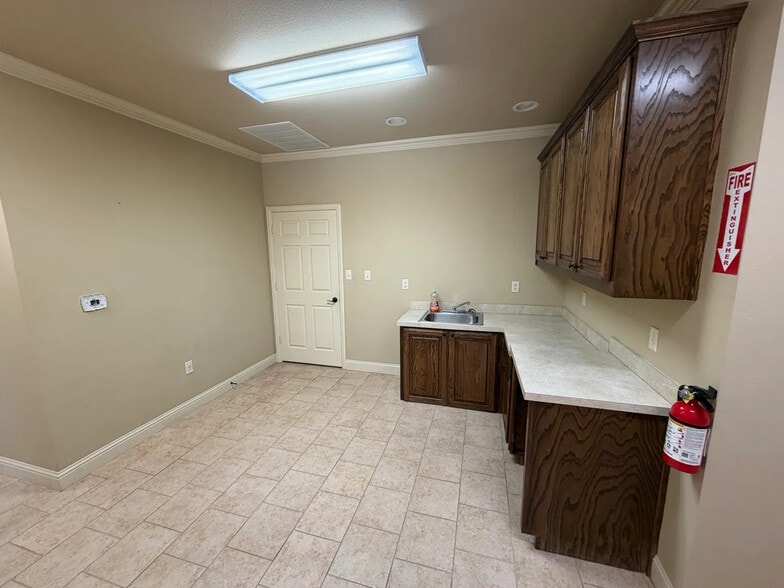More Photos Of 2217 Martin Dr, Bedford Medical For Lease