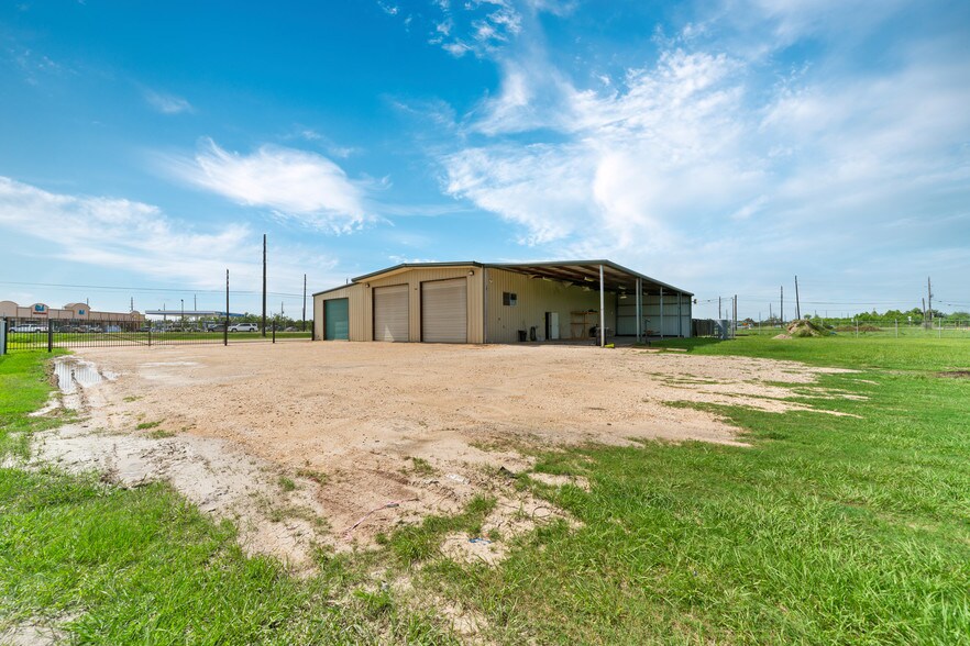 More Photos Of 7020 FM 3180 Rd, Baytown Distribution For Sale