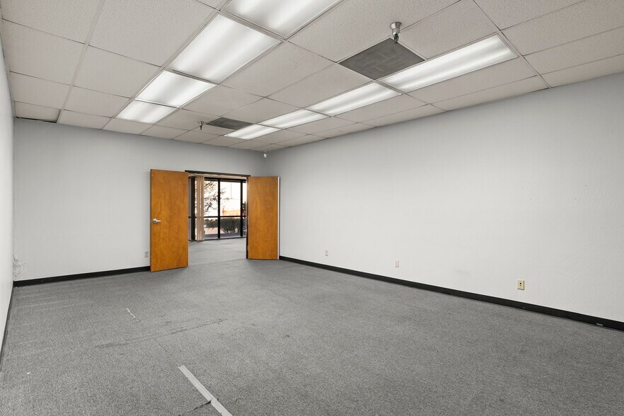 More Photos Of 802-808 Packer Way, Sparks Warehouse For Lease