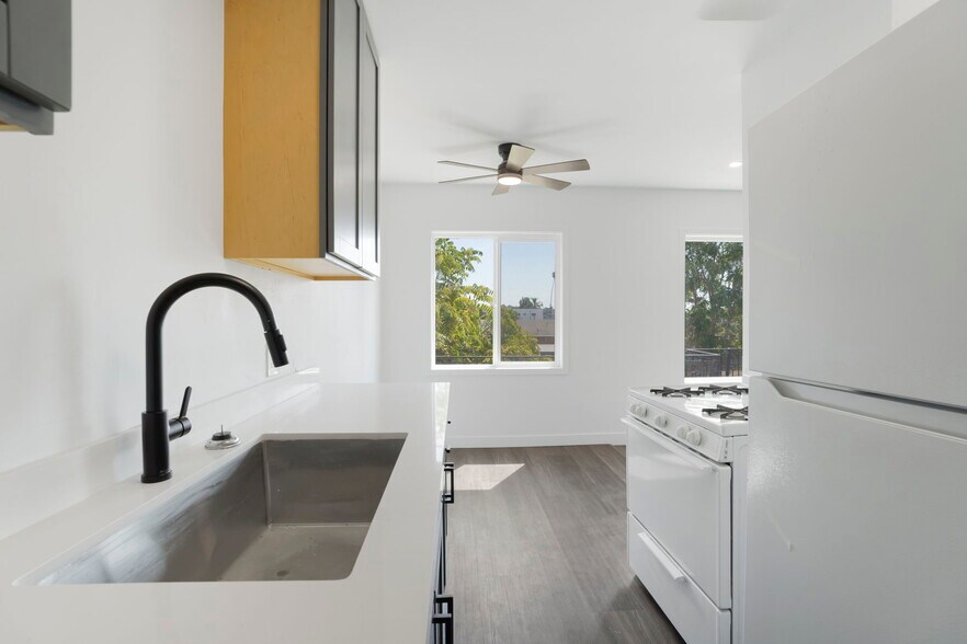 More Photos Of 925 W 84th St, Los Angeles Apartments For Sale