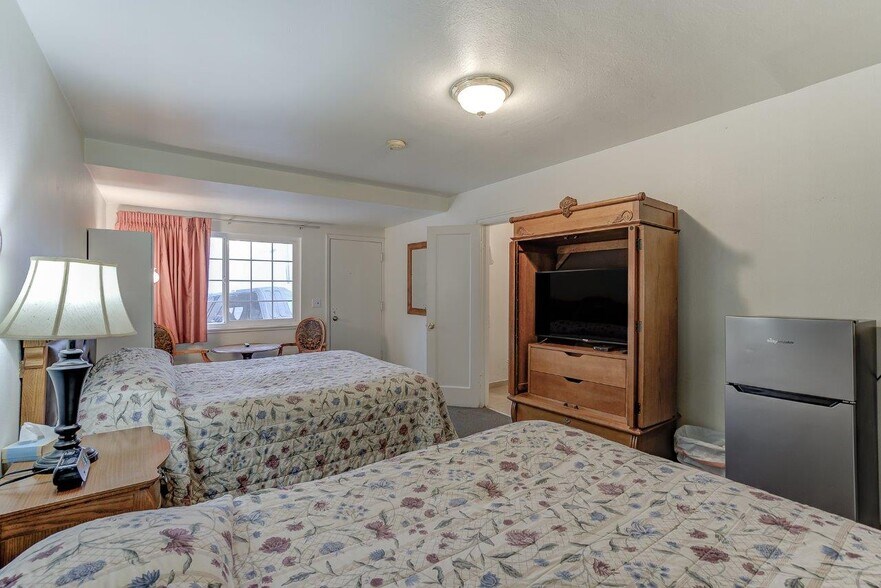 More Photos Of 718 Main St, Weaverville Hotel For Sale