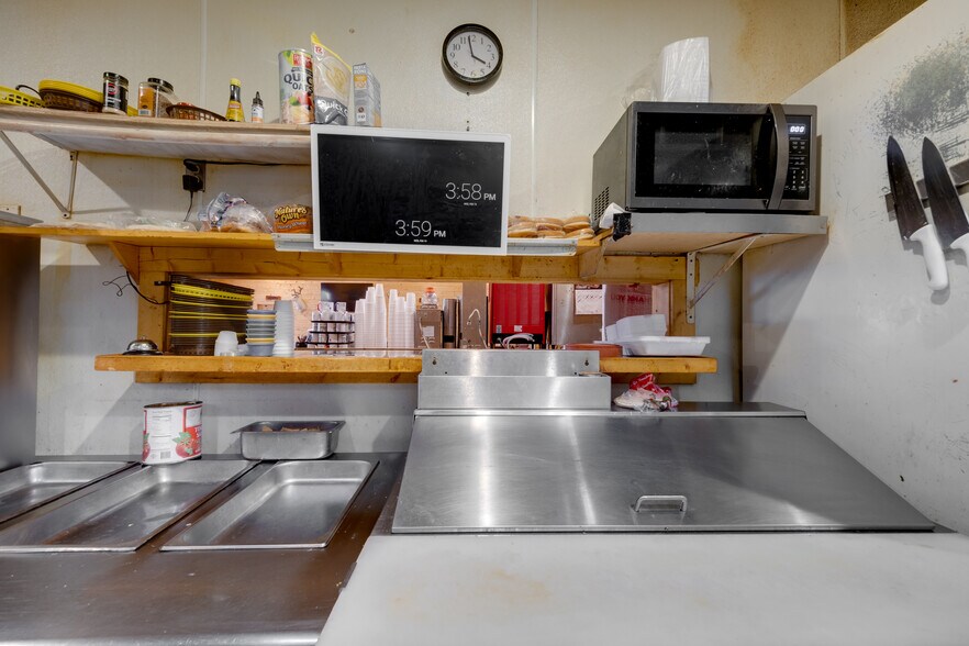 More Photos Of 17589 TX-19 Hwy, Montalba General Retail For Sale