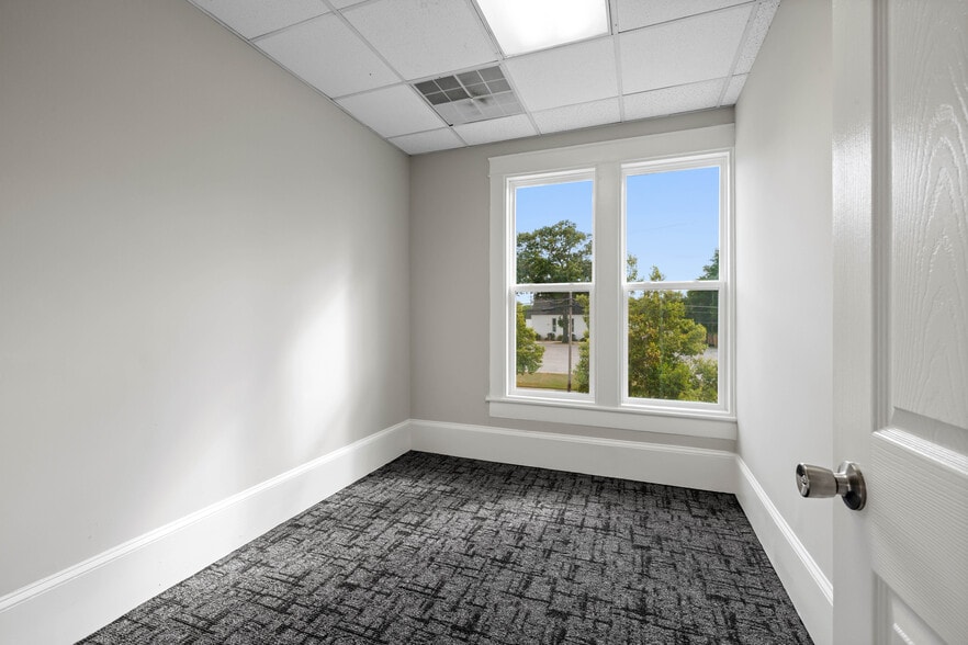 More Photos Of 504 W Broad St, Dunn Office For Sale