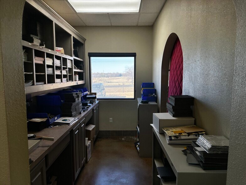 More Photos Of 1936 Lone Star Rd, Mansfield Warehouse For Lease